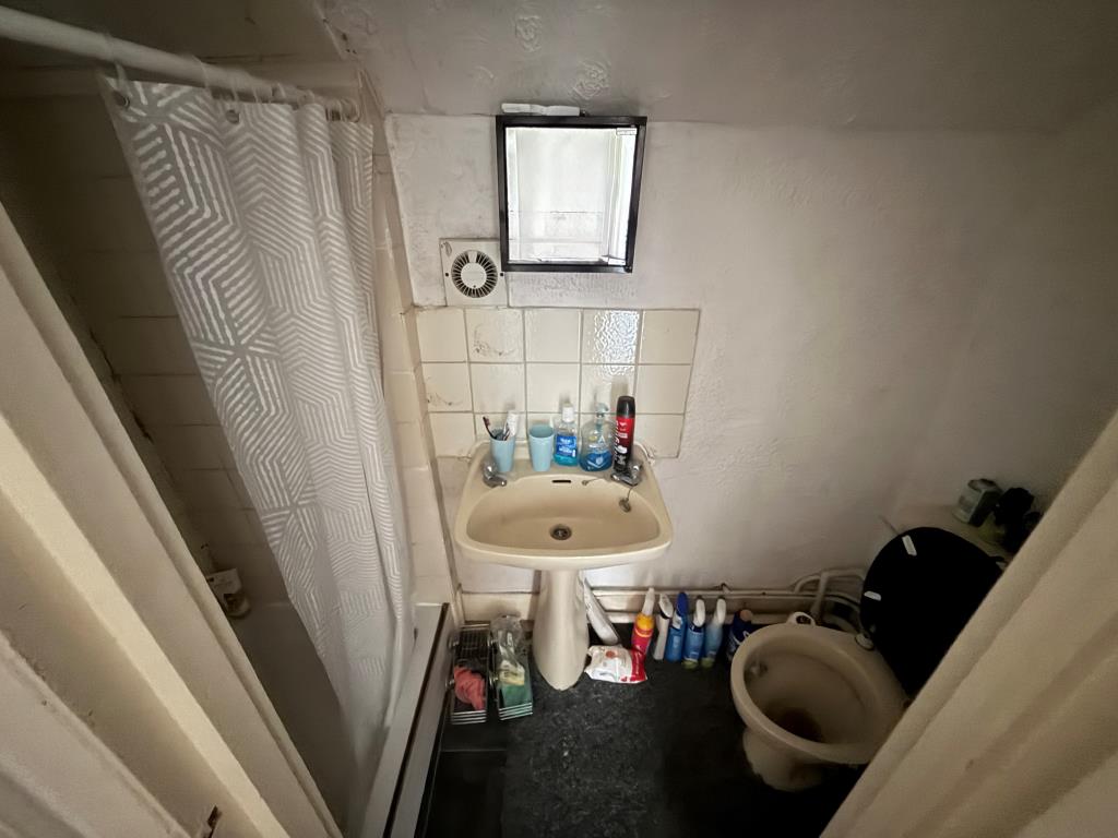 Lot: 40847 - TO BE OFFERED IN OUR DECEMBER AUCTION - FREEHOLD BLOCK FOR INVESTMENT - Flat D Shower room with W.C.